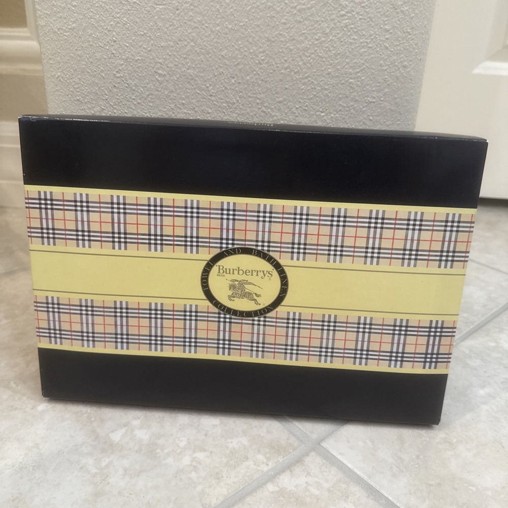 Burberry Face towel & Wash towel Set Cotton In Box Red & White Unopened - Picture 3 of 4